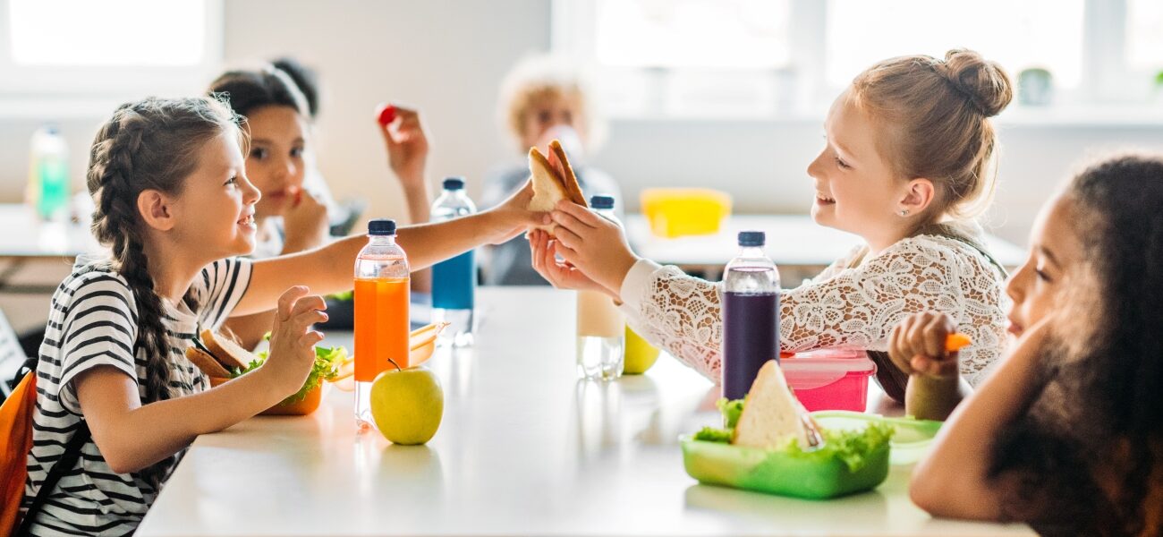 Children sitting at a lunch table.